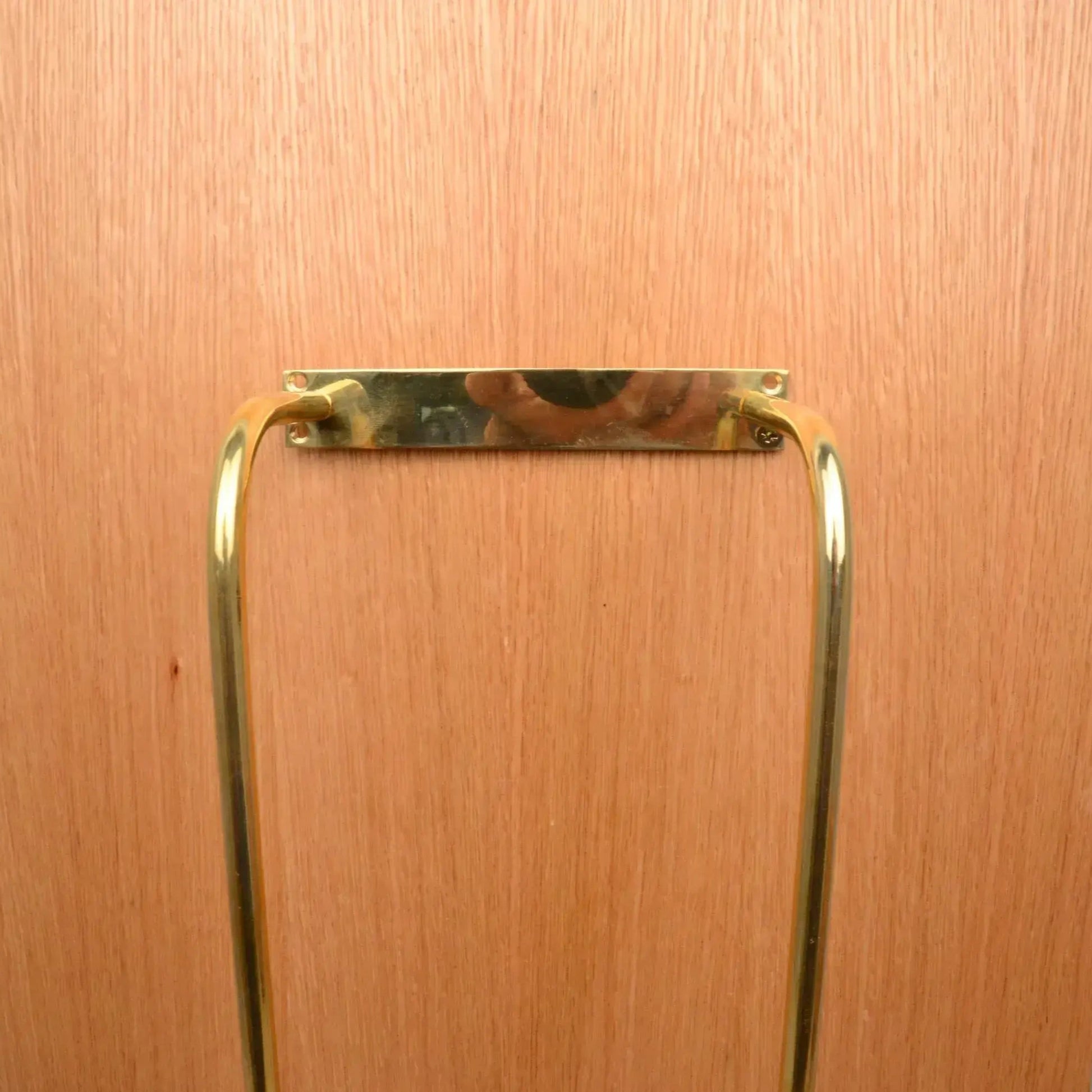 Elegant brass towel rack with vertical double bar – bathroom organizer from Atlas Finest