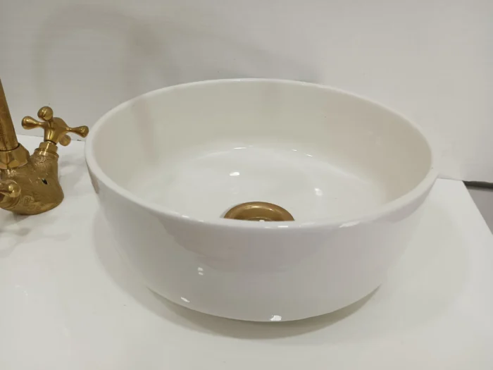 Ceramic sink with a drain